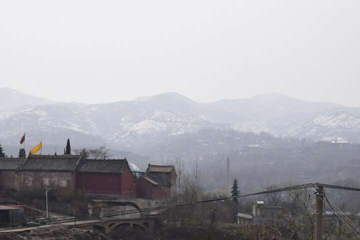 唯远山斑白之色依稀可见